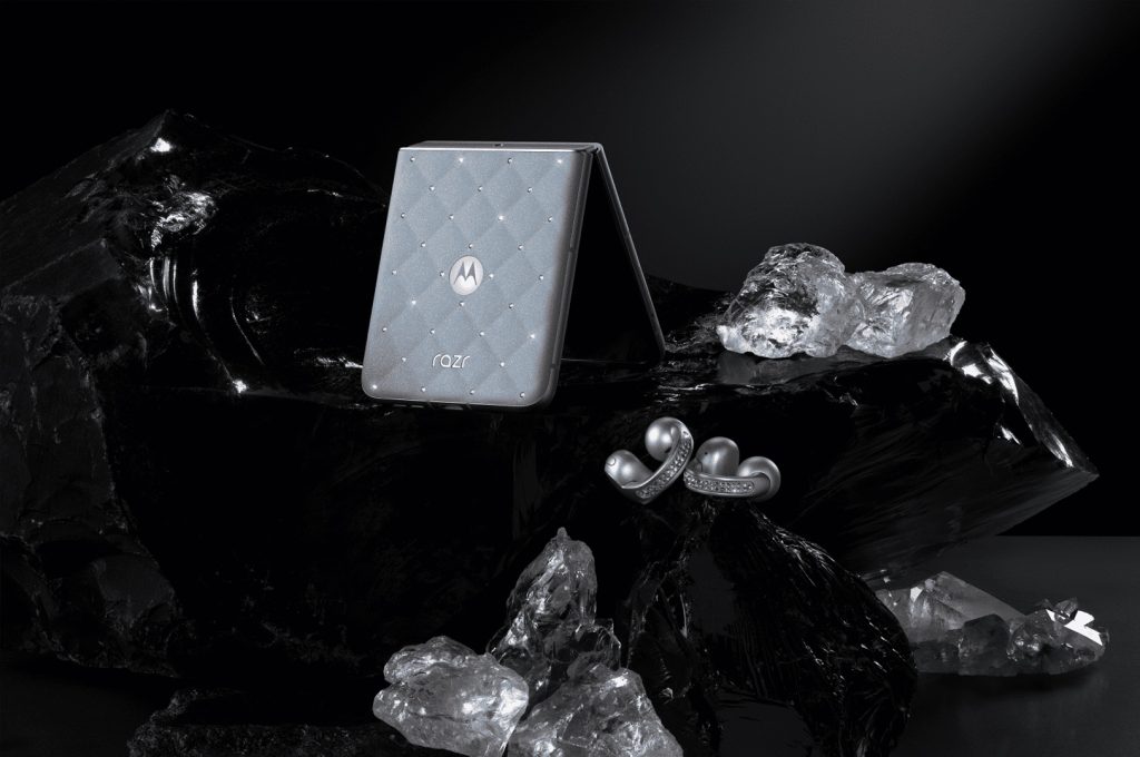 موتورولا از مجموعه درخشان The Brilliant Collection با کریستال‌های اصل Swarovski® رونمایی کرد؛ جایی که فناوری با تجمل سبک زندگی تلاقی می‌کند