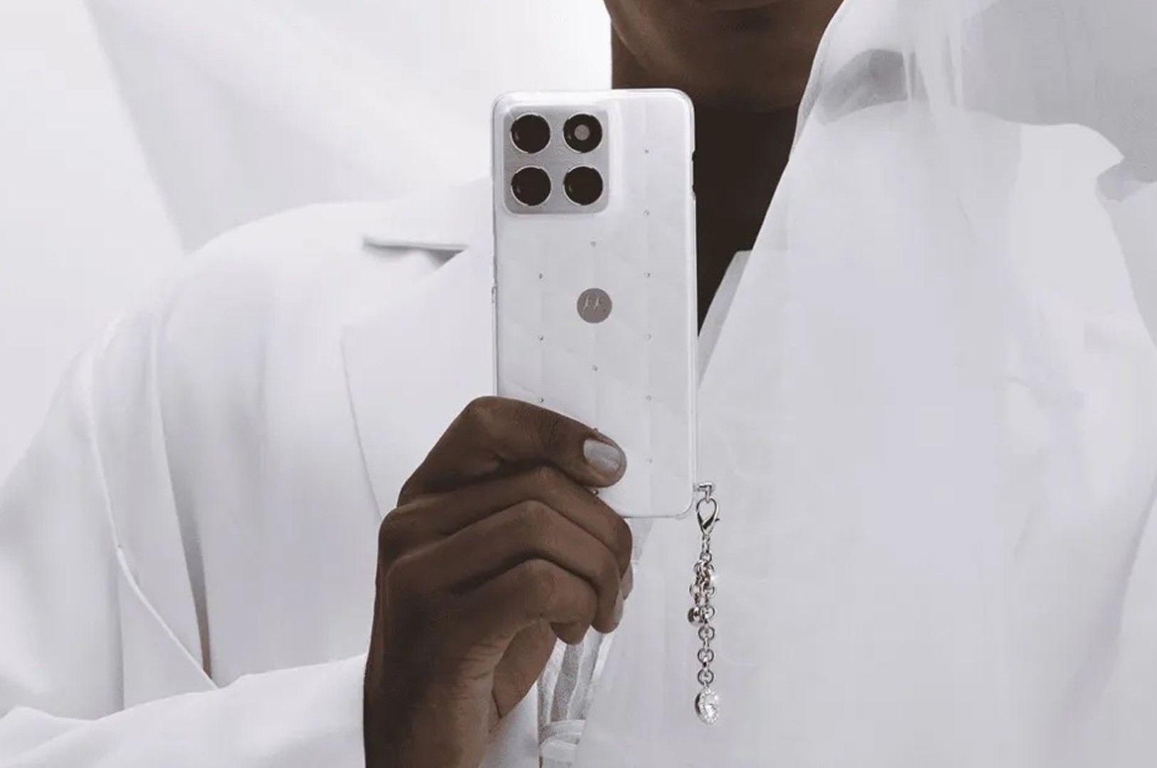 تصویر موتورولا Edge 70 نسخه ویژه رنگ Cloud Dancer با کریستال‌های Swarovski