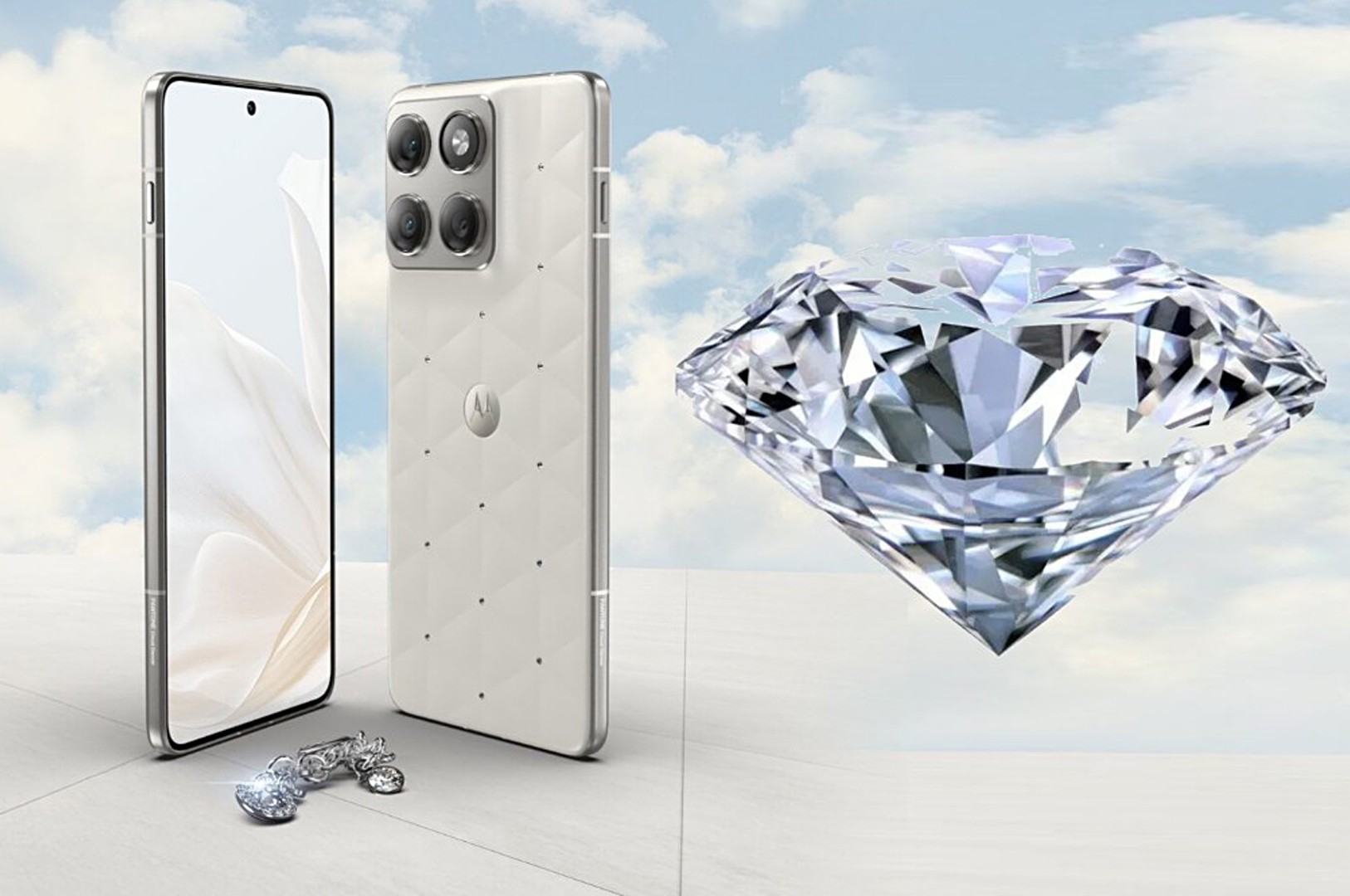 تصویر موتورولا Edge 70 نسخه ویژه رنگ Cloud Dancer با کریستالهای Swarovski