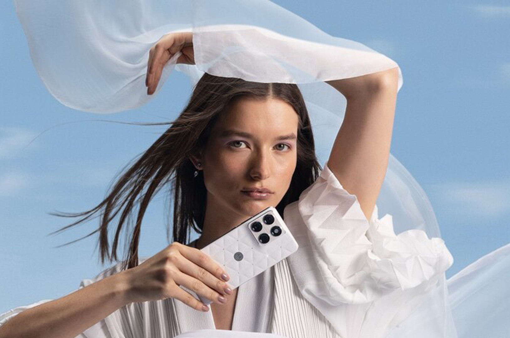 تصویر موتورولا Edge 70 نسخه ویژه رنگ Cloud Dancer با کریستال‌های Swarovski