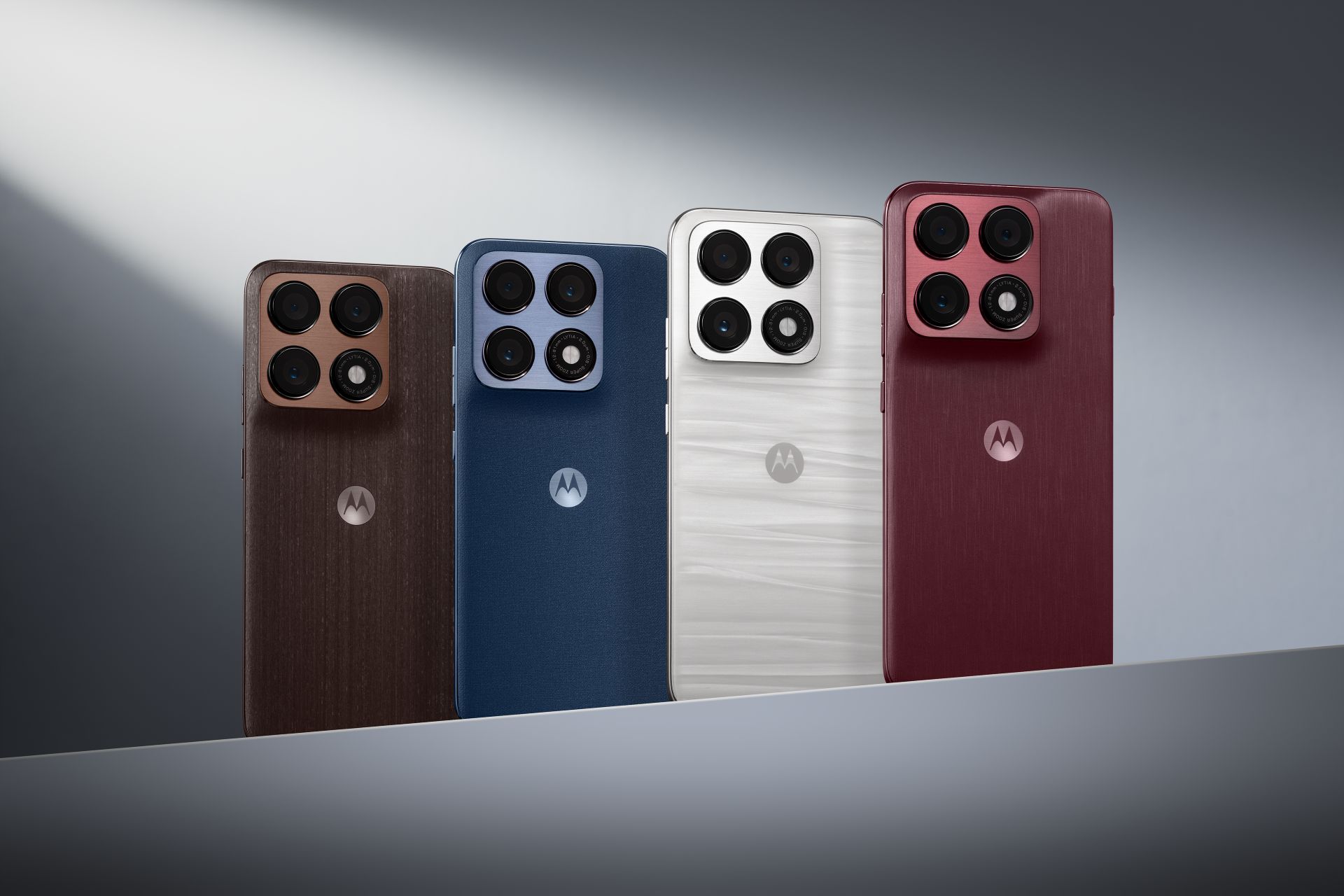 معرفی گوشی موتورولا Edge 70 Pro با طراحی جدید Collections by Motorola، چهار دوربین ۵۰ مگاپیکسلی، نمایشگر ۱۴۴ هرتزی و باتری ۶۵۰۰ میلی‌آمپرساعتی
