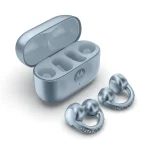 دو هدفون موتورولا Moto Buds Loop سواروسکی در کنار داک شارژ باز رنگ Ice Melt