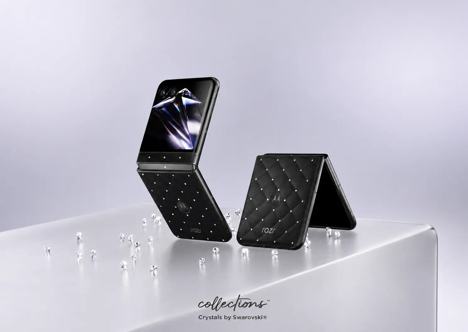بنر معرفی گوشی تاشو Motorola Razr 2026 با کریستال‌های Swarovski در رنگ PANTONE Meteorite