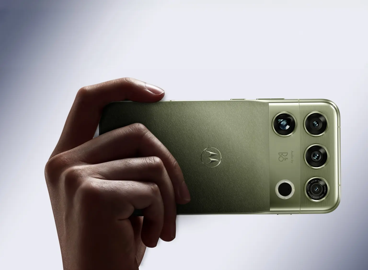 نمای پشت گوشی Motorola Signature 27 در رنگ PANTONE Capulet Olive با ماژول دوربین حرفه‌ای